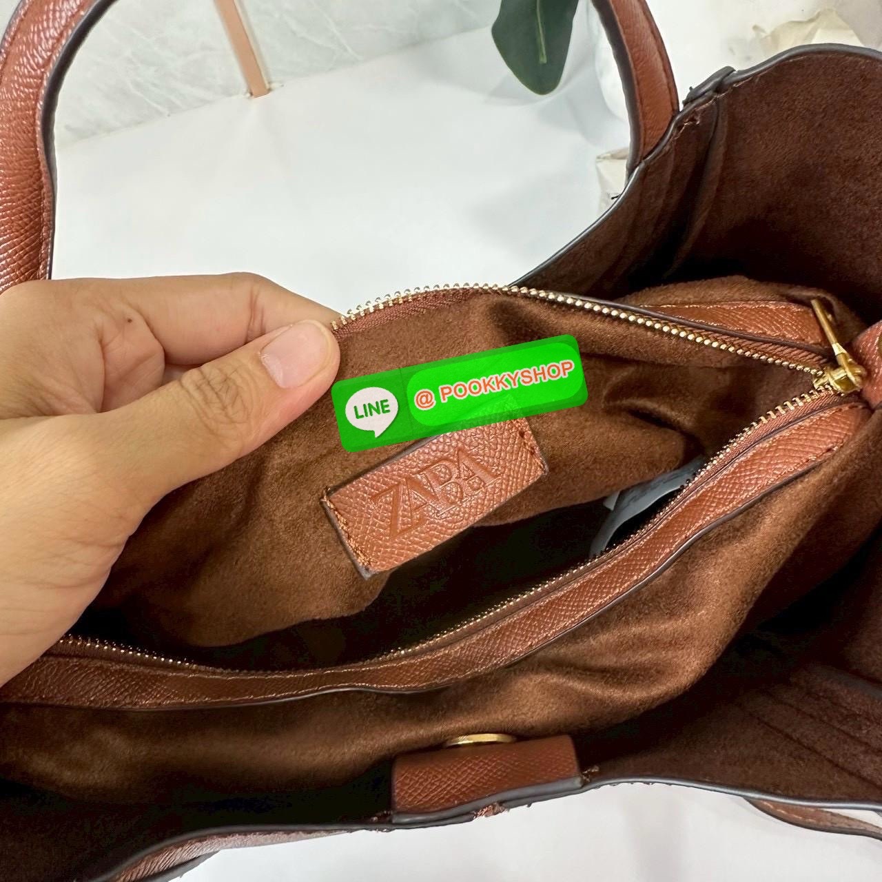 ZARA MINI CITY BAG WITH TOPSTITCHING กระเป๋าถือ /สะพายข้างยกระดับลุคของคุณด้วยกระเป๋ามินิซิตี้ดีไซน์โมเดิร์น โดดเด่นให้กับทุกสไตล์การแต่งตัว