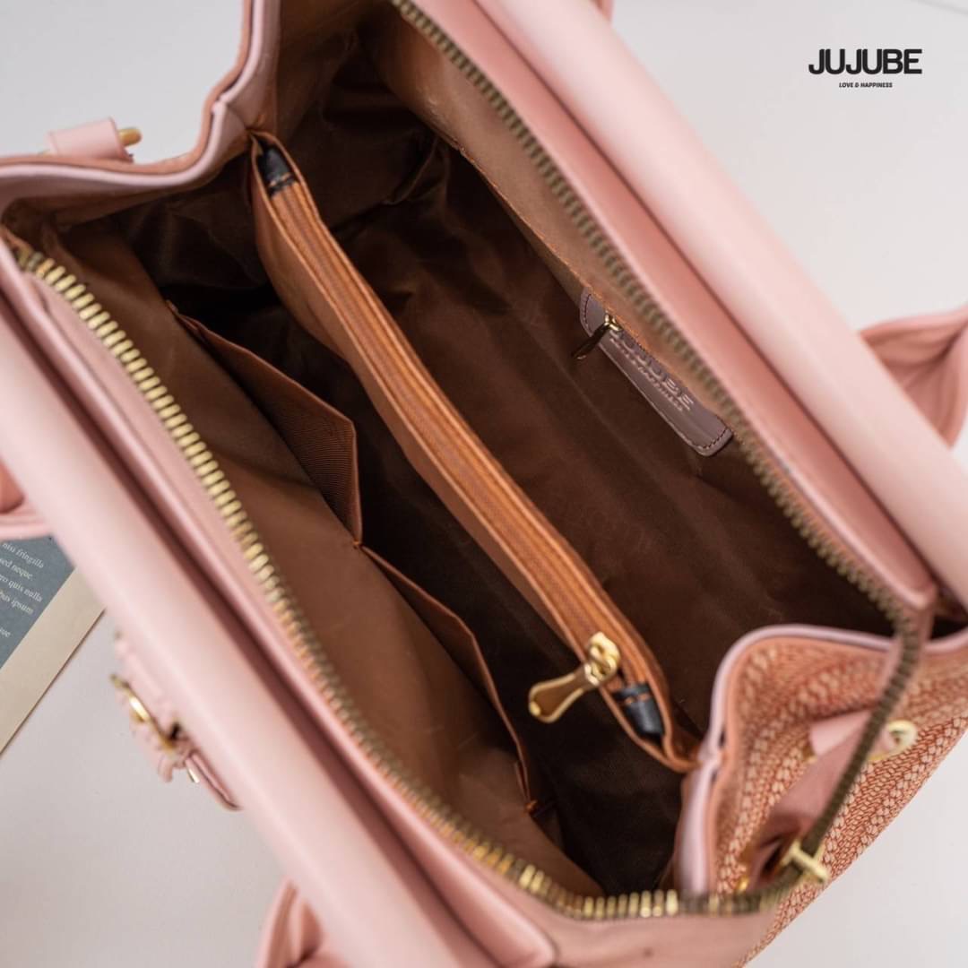 กระเป๋าสะพายข้างผู้หญิง แบรนด์ jujube ใบใหญ่ งานมี 3 ช่อง จุของได้เยอะมาก
