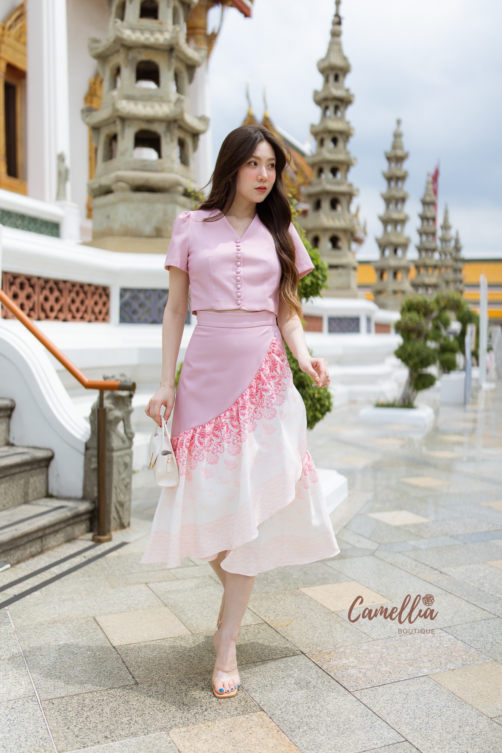 ชุดเซทแฟชั่น ชุดSet เสื้อคอปีนกระดุมหน้าสวยละมุนมากคะ มาคู่กับกระโปรงผ้าลายไทย