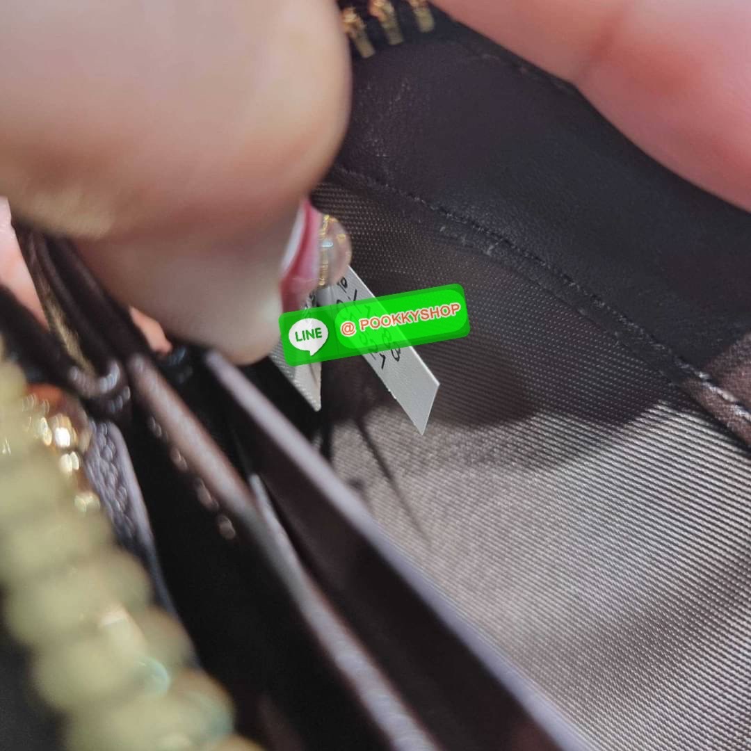 COACH CF521 LONG ZIP AROUND WALLET WITH SIGNATURE MONOGRAM 🔆 Details กระเป๋าสตางค์ใบยาว คอลเลคชั่นใหม่ กับดีไซน์ใหม่ ฉีกกฏทุกการดีไซน์ ด้วยลวดลายโมโนแกรมรอบใบโดดเด่น สะดวกใช้งานด้วยสายคล้องมือที่สามารถถอดออกได้ พกพกง่ายที่สุด รูดใช้งานด้วยซิปรอบใบ