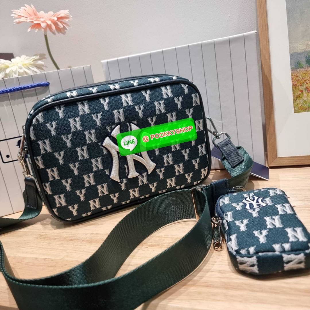 MLB JACQUARD MONOGRAM CROSSBODY BAG ฉุดไม่อยู่ ดาเมจแรงมาก!! กับกระเป๋าครอสบอดี้ ที่สายเกาต้องมี!! ดีไซน์ลวดลายโมโนแกรมเอกลักษณ์ ลงบนผ้า jacquard ได้อย่างลงตัวและสวยงาม เปิด-ปิดด้วยซิป ภายในโล่งกว้าง จุของสบายๆ มาพร้อมใบลูก และสายสะพายข้าง ให้ความคล่องตัว