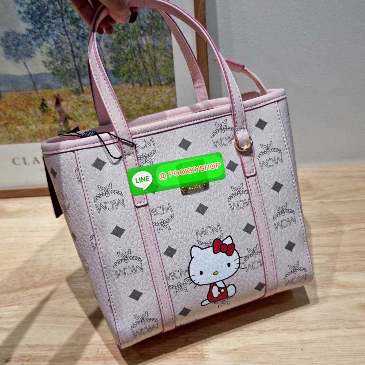 🔆 Model MCM × HELLO KITTY MINI TONI SHOPPER IN VISETOS 🔆 Details ฉลองครบรอบ 50 ปี Hello Kitty ที่มาคอลแลบกับ Mcm ได้อย่างลงตัว น่ารักน่าใช้มากๆ กับกระเป๋าถือ/สะพายข้าง ทรง shopper ไซส์มินิ สวยคลาสสิค ดีไซน์ปั๊มลายคิตตี้ละมุนๆ ขนาดพกพาสะดวก