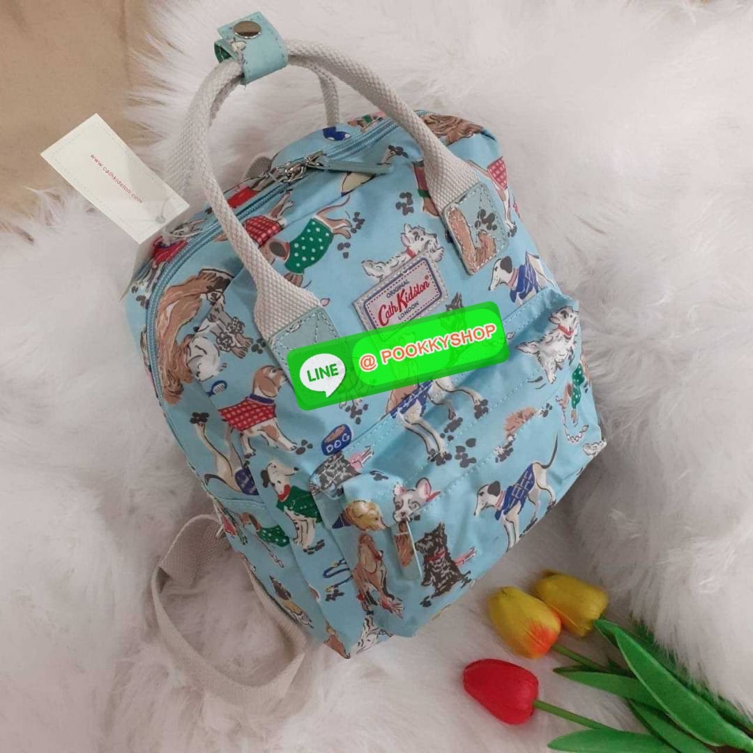 Best Seller !! Cath Kidston Multi Strap Backpack กระเป๋าสะพายเป้รุ่นมินิ แบรนด์ดังสไตล์วินเทจสุดฮิต วัสดุ Canvas เคลือบกันน้ำสามารถเช็ดทำความสะอาดได้ เปิดปิดด้วยซิปสะดวกใช้ ด้านหน้าประดับโลโก้แบรนด์ พร้อมช่องซิปด้านนอกใส่กระเป๋าสตางค์ มือถือได้ ด้านในมีช่