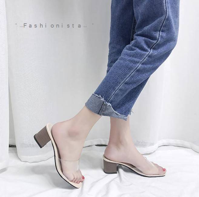 มาถึงแล้วจ้าา แบบขายดีลูกค้าถามหากันเยอะ รองเท้าทรงสวมส้นใหญ่ วัสดุ pu คัตติ้งแน่น สายคาดหน้าเป็นพลาสติกใส เนื้อหนานิ่ม ใส่สบายไม่บาดเท้า ส้นลายไม้ คู่นี้เน้นความเปลือยเท้า ส้นไม่สูงมากเดินง่าย แต่ใส่แล้วดูขาเรียวยาวขึ้น สวยเป๊ะดูแพงเลยค่ะ งานจริงเหมือนแบ