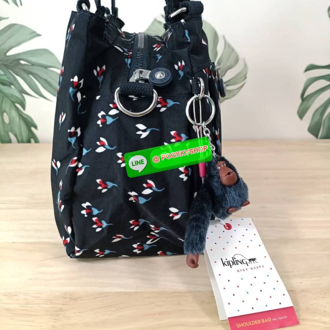 KIPLING ELISE HANDBAG กระเป๋าถือและสะพายไหล่ วัสดุ Nylon +Polyester ขนาดกำลังพอดี จุของได้มาก มีหูจับสองสาย ถือสะดวก น้ำหนักเบา มีช่องซิป ด้านหน้า ช่อง กระเป๋าหลักเปิด-ปิดด้วยซิป มี3 ช่องว่างใส่ของได้จุมากๆ ใส่มือถือได้ กระเป๋าสตางค์ใบยาว และ เครื่องสำอาง