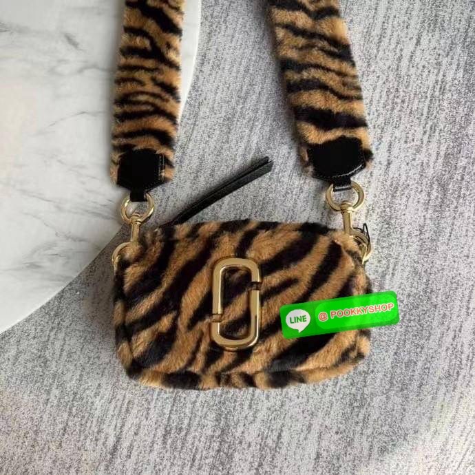 March Jacop The Snapshot Tiger Stripe Plush Bag เสือต้องมานะแม่ปีนี้ เฮงๆรับปีเสือด้วยกระเป๋าลายเสือจากแบรนด์ March Jacop กันค่า เป็นกระเป๋าถือหรือสะพายข้างขนฟูๆนุ่ม วัสดุผ้าขนสัตว์ Polyester ด้านหน้าประดับด้วยโลโก้ J อันเป็นสัญลักษณ์ของแบรนด์ อะไหล่ทองหร