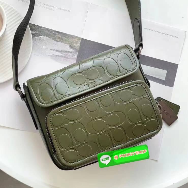 NEW IN! COACH SULLIVAN FLAP CROSSBODY IN BLOCKED SIGNATURE ((CC032)) พร้อมส่ง! รุ่นที่หนุ่มๆถามถึงกันเข้ามา กับกระเป๋าสะพายแบบครอสบอดี้ร์ หนังแท้อย่างดี สวยมากๆ สามารถพกพาไปได้กับทุกๆวัน 🌟รุ่นนี้ห้อยพวงแบรนด์ด้านข้างมาให้2พวงค่ะ ด้านหน้ามีข่องซิปห
