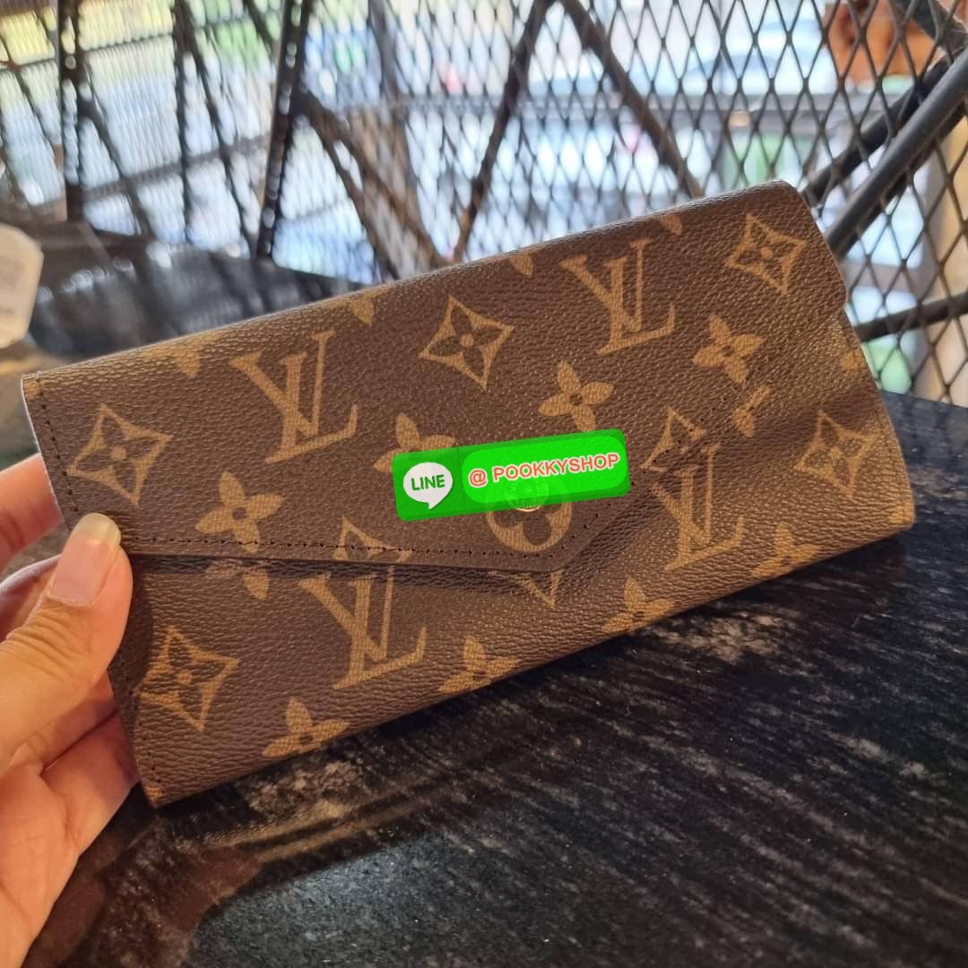 Hot item!! LV long flap wallet with gwp กระเป๋าสตางค์พรีเมี่ยมกิ๊ฟ เป็นไอเท็มสุดฮิต แบบฝาพับ ใช้งานสะดวกขึ้นกว่าเดิม รุ่น unisex ที่จะหนุ่มๆสาวๆ ก็ใช้ได้หมด!! ใบยาวขนาดกำลังเหมาะมือ ถือแล้วขับผิวทุกสี วัสดุหนังแคนวาส ทนทาน เปิด-ปิดด้วยกระดุม ภายในมีช่องใส