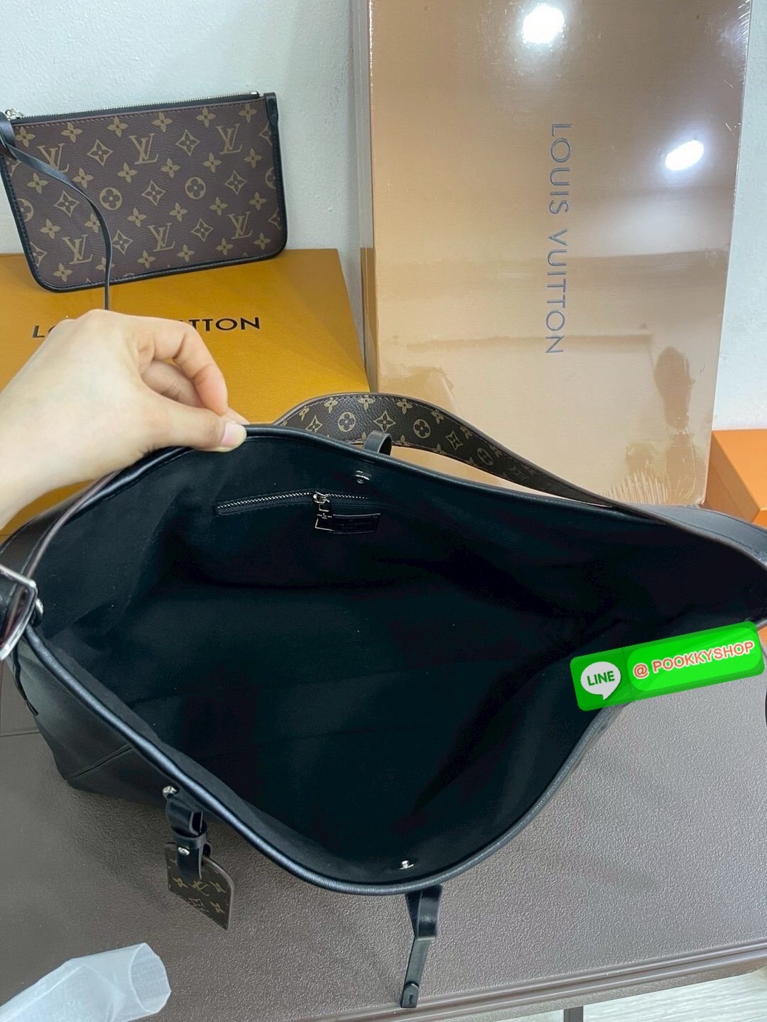 🕊️ พร้อมส่ง | LV CarryAll Vibe MM ใหม่ล่าสุด กระเป๋าสะพายทรงโท้ทใบใหญ่ สวยหรูดีไซน์เรียบง่ายคลาสสิค ดูผู้ดี มาพร้อมใบลูกลายโมโนแกรมสุดไอคอนิก รูปทรงสวยตลอดกาล ใช้ได้กับทุกลุค ทุกโอกาส ภายในโล่งกว้างมาก ใส่ของสำคัญได้ครบแน่นอนจ้า