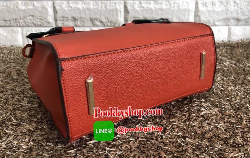 New arrival CHARLES & KEITH SCARF WRAPPED HANDLE BAG 2018 พร้อมส่งรุ่นใหม่ล่าสุด สินค้าคุณภาพ เหมาะสมราคาค่ะ!!! กระเป๋าถือหรือสะพายข้าง หนังคาร์เวีย ทรงสวยหรู หูกระเป๋ามีผ้าพันหูมาให้เก๋มากกค่ะ เปิดปิดกระเป๋าแบบซิป ภายในโล่ง ใส่ของได้พอประมาณเลยนะคะ มีช่อ