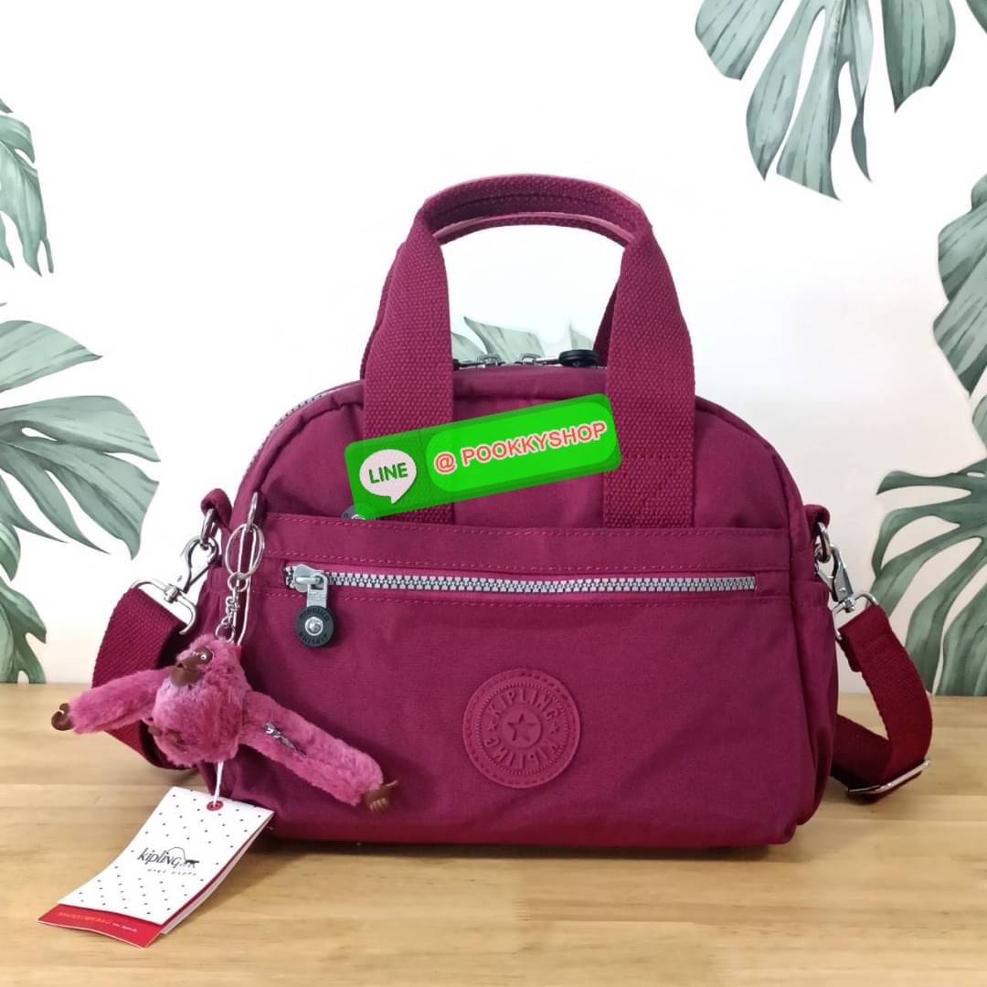 Kipling Dome K1006 Handbag กระเป๋าถือหรือสะพาย วัสดุ Polyester 100% รุ่นใหม่ มีให้เลือกทั้งแบบเรียบ และ ลายน่ารัก มีช่องแยกด้านหน้า 2 ช่อง ช่องหลักโล่งกว้าง พร้อมช่อง pocket แยก 2 ช่อง ใช้งานได้ครบครัน สามารถสตางค์ใบยาวได้ ขนาดกำลังดี จะใช้ทำงาน ไปเรียน ห