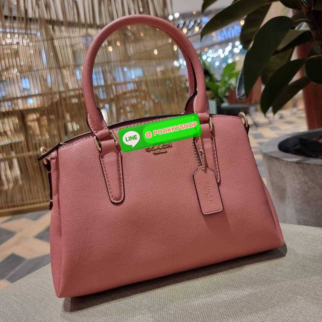 COACH F29434 MINI SAGE CARRYALL IN SIGNATURE CANVAS รุ่นยอดฮิต!! ที่สุดของกระเป๋าสะพายขายดี ต้องทรงถังมินิรุ่นนี้ วัสดุหนังแคนวาสเคลือบลาย สวย คลาสสิค มาพร้อมสายสะพายข้างและหูหิ้วในตัว ถอดออกถือคล้องแขนเก๋ๆ หรูๆยังได้ ภายในเป็นช่องโล่ง แบ่งสัดส่วนอย่างดี