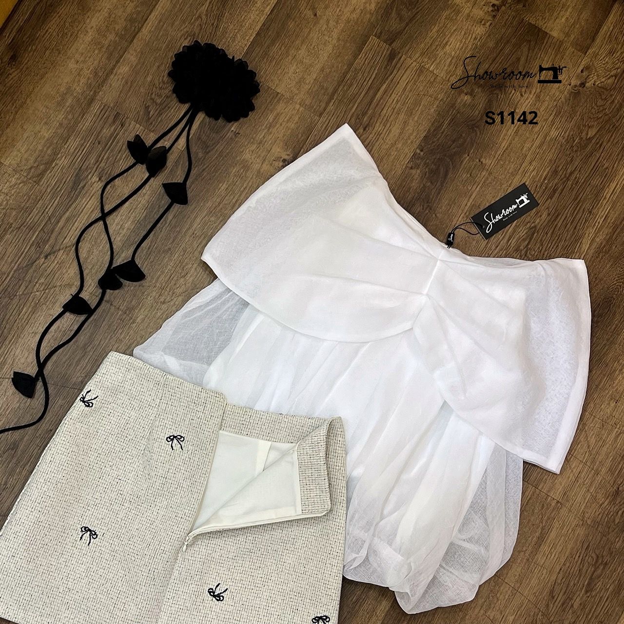 ชุดเซทแฟชั่น เซ็ตเสื้อเกาะทรงบอลลูน มาพร้อม accessories ดอกไม้สีดำประดับชุดดูมีดีเทล