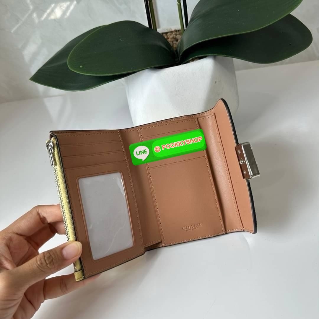 Coach Medium Grace Wallet (Cl421) 🔖กระเป๋าสุดหรูใบกลาง ขนาดกำลังดีกระทัดรัด 🔖วัสดุ : pebble leather 🔖ภายในมีช่องใบบัตรเครดิต 6 ช่อง มีช่องใส่เหรียญแยก สามารถใส่ธนบัตรแบงค์พันได้คะ