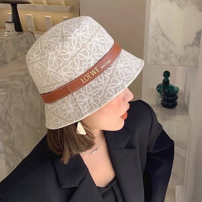 NEW ARRIVAL!!! 👑LOEWE ANAGRAM COTTON & LEATHER BUCKET HAT👑 หมวกบัคเก็ตงานใหม่ชนชอป LOEWE ผ้าลายโลโก้ คาดด้วยสายหนังสีน้ำตาลโลโก้สีทอง มีซับด้านใน สาวๆห้ามพลาดเลยคร่าา