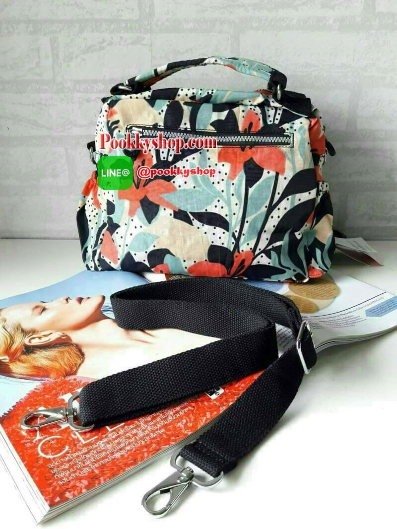 พร้อมส่ง Kipling Shoulder Bag k15828 รุ่นMulti funtion ที่สาวๆรอคอย!!! เพราะใบนี้สามารถปรับการใช้งานได้หลายเเบบทั้งสะพายข้างได้ แบบครอสบอดี้ได้ หรือรวบสายเก็บปรับเป็นถือก็ยังได้ ผลิตจากวัสดุผ้าไนล่อนเมทาลิคอย่างดี กันน้ำระดับนึงเลยค่ะ ️ด้านหน้ามีช่องซิปถึ