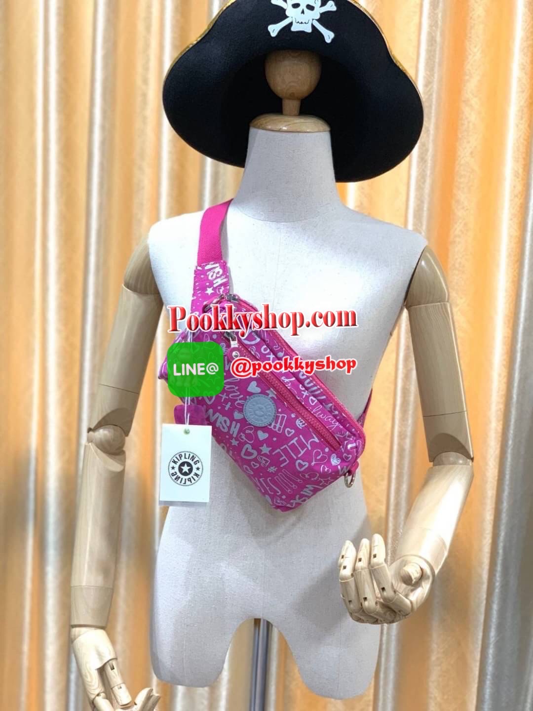 KIPLING HALIMA CROSSBODY BAGS กระเป๋าสะพายจาก Kipling ทำได้หลากหลายสไตล์ ไม่ว่าจะเป็นสะพายข้าง สะพายไหล่ หรือจะเป็นแบบรัดเอว ให้คุณได้เลือกสวมใส่ได้ตามสไตล์ของคุณ มีช่องซิปใช้งาน2ช่อง ใส่กระเป๋าสตางค์ยาวได้ มีสายสะพายเพิ่ม1เส้นปรับสายสะพายได้อย่างคล่องตัว