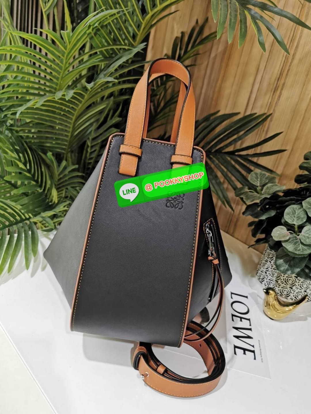 ✴️ห้ามพลาด!✴️LOEWE HANDLE & SHOULDER BAG VIP GIFT WITH PURCHASE (GWP) กระเป๋าถือหรือสะพายหนังแท้พรีเมี่ยมกิ๊ฟ Limited จาก LOEWE PERFUME DUTYFREE รุ่น Rare items สุดๆวัสดุหนังแท้ Calfskin หนังสวยดีไซน์มีเอกลักษณ์ ใบใหญ่กำลังดี น้ำหนักเบา ด้าน