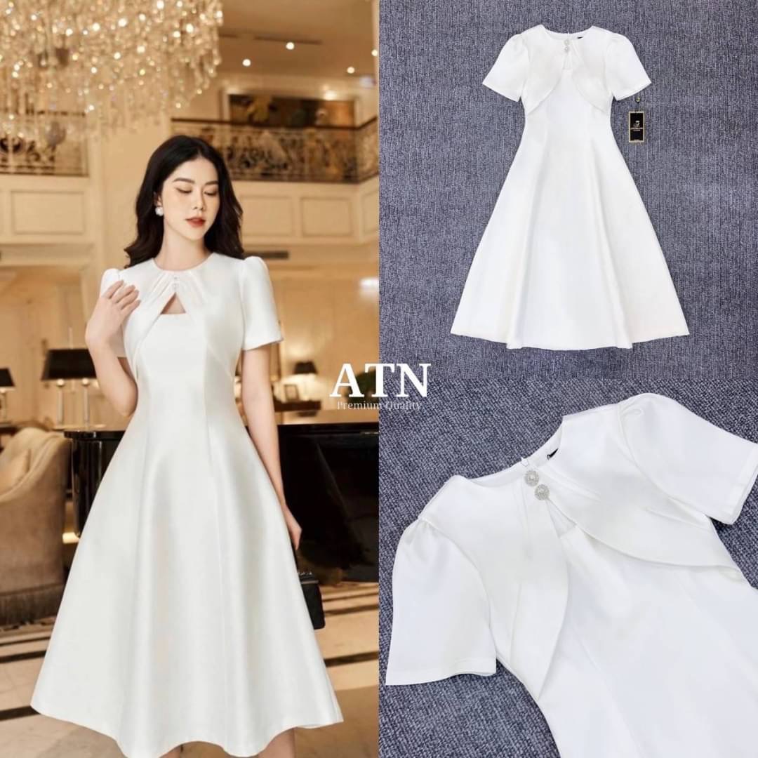 เดรสสีขาวผ้าซาตินเกรดพรีเมี่ยม ผ้าดีเกินราคามากๆ อยากให้มาสัมผัสเนื้อผ้าเลยค่ะ ช่วงอกแต่งกระดุมเพชรวิบวับ อกเสริมฟองน้ำ ซับในอย่างดี ซิปหลังยาวสวมใส่ง่าย ใครกำลังมองหาชุดสวย เรียบหรูดูแพง ใส่งานบุญ หรือจะเก็บไว้ใส่ทำบุญช่วงเทศกาลกินเจ ใส่ทำบุญวันออกพรรษา