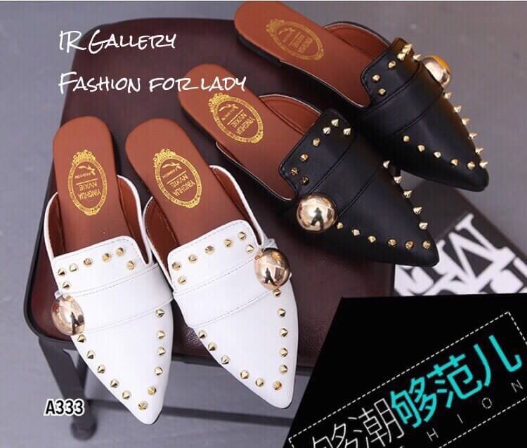 แบบขายดี!!! พร้อมส่ง มาแร้วคร้างานที่กำลังเป็นที่นิยมในตอนนี้ ลำลองทรงสลิปเปอร์หนังนิ้มนิ่มด้านหน้าประดับอะไหล่หมุดทอง แบบเปิดส้นสวมใส่ง่ายรองพื้นเสริมนวมนุ่มใส่นุ่มเท้า ส้นยางกันลื่นหนา 1 ซม. ใส่แล้วดูโดดเด่นฟรุ้งฟริ้ง มุ้งมิ้งสุดๆเลยค้า