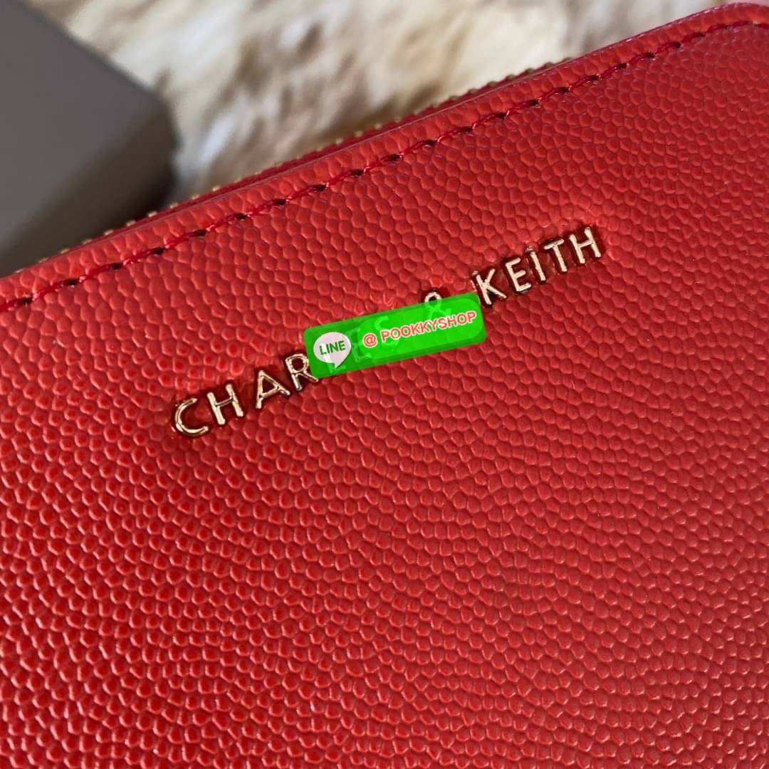CHARLES & KEITH COMPACT WALLET กระเป๋าตังใบสั้นฟังก์ชันครบ!! ด้านหน้ามีโลโก้แบรนด์ มีช่องซิปใส่เหรียญ เปิดปิดแบบกระดุม ด้านในมีช่องใส่การ์ด 16 ช่อง มีช่องใส่ธนบัตรตามยาว ไม่ต้องพับแบงค์ค่า คุ้มมากๆเลยใบนี้