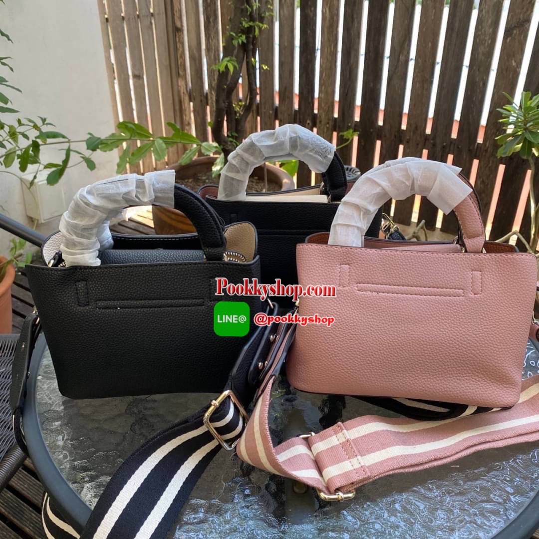 Guess Aretha Mini Satchel กระเป๋าขนาดกระทัดรัด วัสดุทำจากหนัง PU สังเคราะห์นุ่มมือมาก น้ำหนักเบา โลโก้แบรนด์สีทองด้านหน้าดูหรูหรา สายผ้าแคนวาสถอดได้ ด้านในแบ่งเป็นสัดส่วน มีซิป น่ารักมากๆค่ะรุ่นนี้