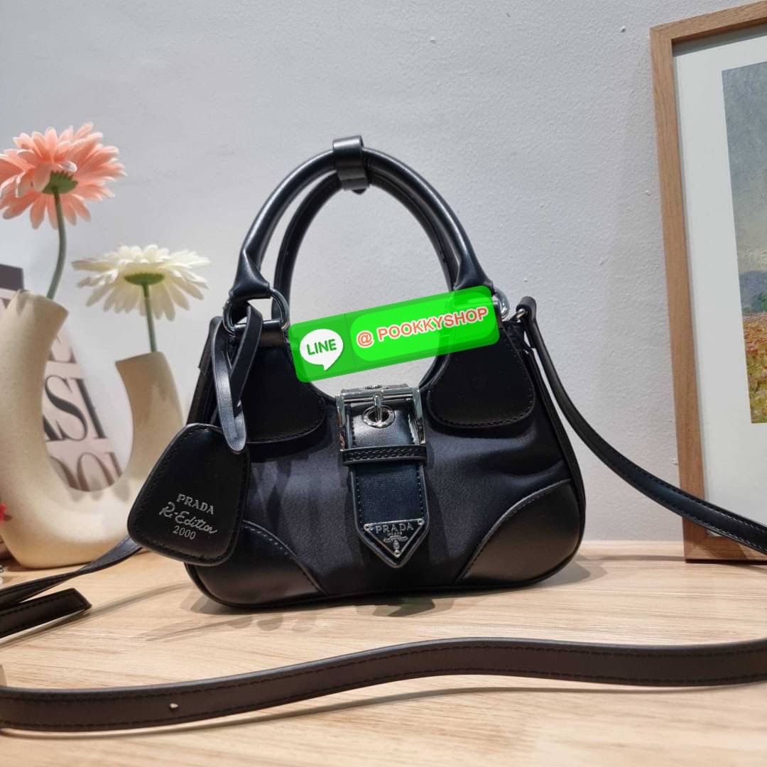 PRADA RE-NYLON AND LEATHER MOON PADDED BAG ใหม่ล่าสุด กับคอลที่ใครๆเห็นก็ต้องรัก ขนาดกำลังน่ารัก ดีไซน์สวยดุ และยังดูแพงได้อีก ด้วยวัสดุที่มีคุณภาพอย่างไนล่อนตัดสลับด้วยหนัง nappa หูสะพายมีสายรัดได้ ภายในโล่ง มีช่องซิป มาพร้อมสายสะพาย ปรับได้ตามต้องการ อี