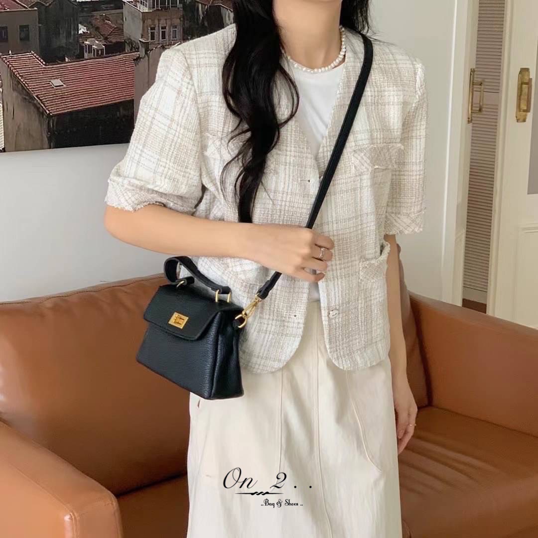 ♥️Korean Style crossbody bag♥️ 🔸กระเป๋าสะพายข้างทรงเหลี่ยม หนังนิ่ม อยู่ทรง 🔸มีหูหิ้ว&สายสะพายข้างยาว 🔸สายยาวเป็นสายหนังปรับได้