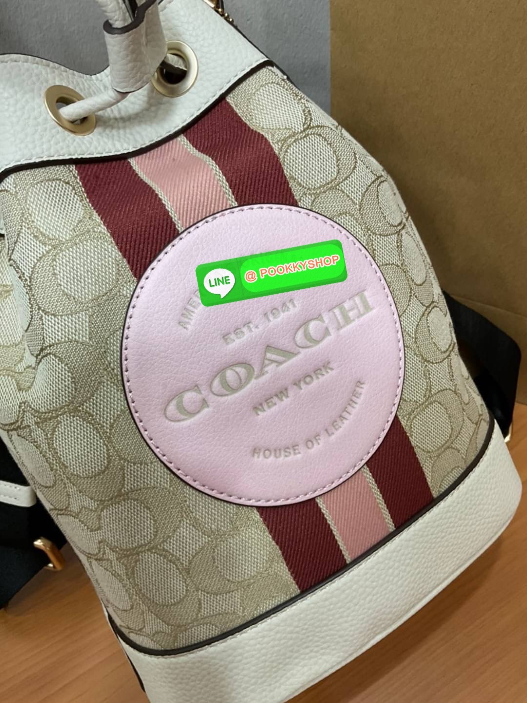 New arrival! 🌈น้องใหม่ล่าสุด สวยหรู ดูดีมากๆค่ะ! COACH DEMPSEY DRAWSTRING BUCKET BAG ((C4100//C4102)) พร้อมส่งที่ไทยค่ะ! กระเป๋าทรงขนมจีบ หนังแท้นิ่มสวยมากๆค่ะ จุดเด่นด้านหน้าปั้มโลโก้แบรนด์ ปากกระเป๋าแบบหูรูดใช้งานง่าย ภายในสามารถใส่ของจำเป็นในชี