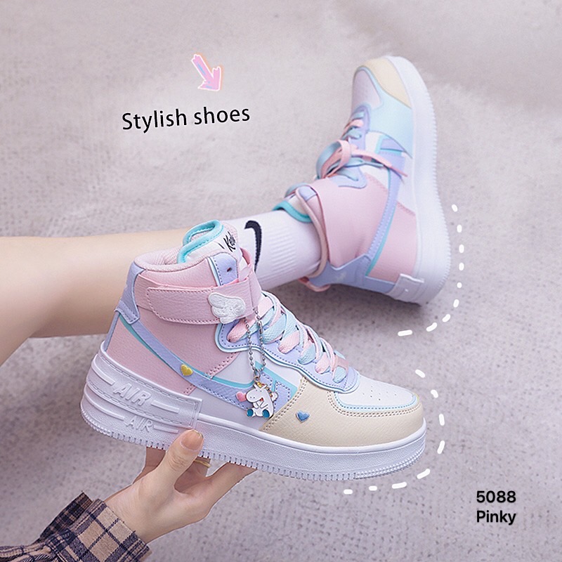 พร้อมส่ง ผ้าใบหุ้มข้อ ผลิตจาก pu ทำความสะอาดง่าย งานน่ารักมาก แต่งโลโก้แบรนด์ดัง มีอุปกรณ์ตกแต่งน่ารัก สีพาสเทลหวานๆ ใส่สบาย จะใส่วิ่งออกกำลังกาย หรือใส่เที่ยว ใส่เล่นเก๋ๆ ก็สวยถูกใจ