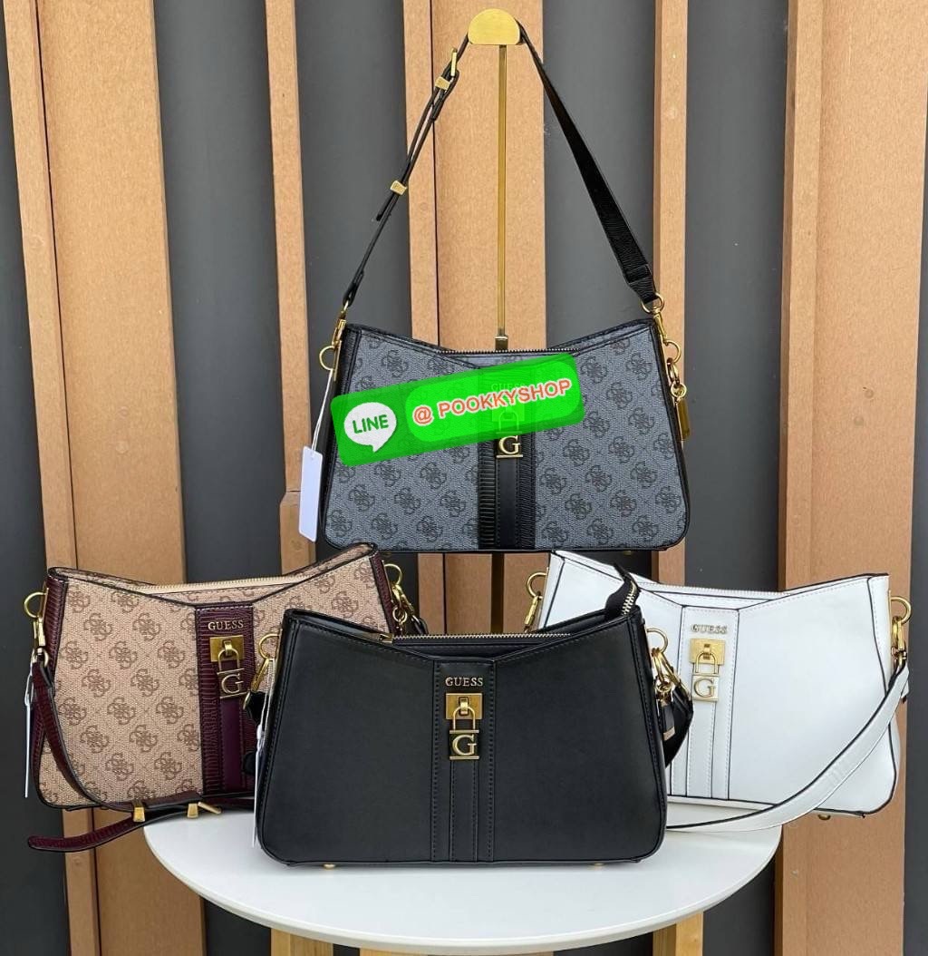 Guess แท้ Outlet กระเป๋าทรง hobo สะพายไหล่ สายสะพายหนังปรับระดับได้ ประดับด้วยพวงกุญแจแบรนด์ เปิดปิดด้วยซิป ด้านในซับในตราแบรนด์อย่างดี