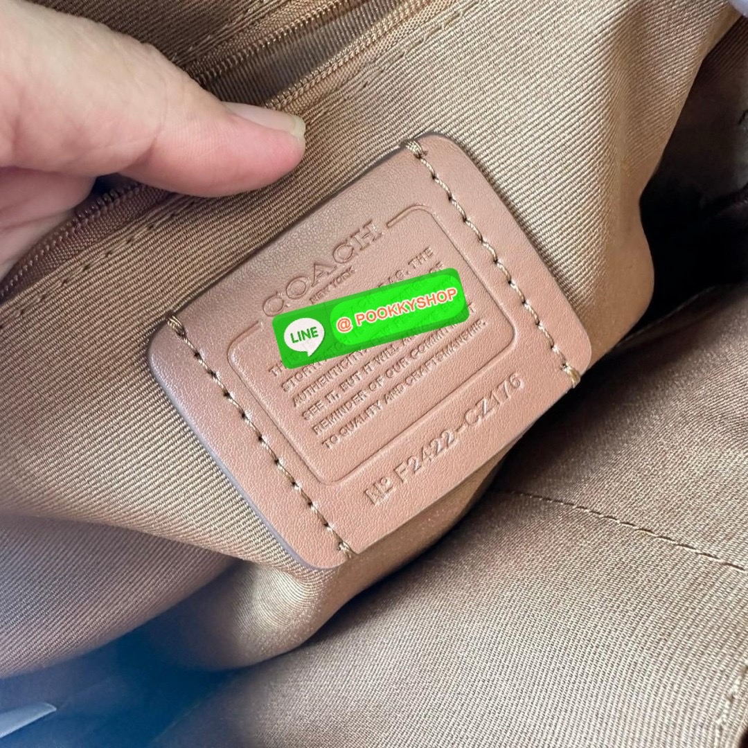 Coach Court Backpack In Signature Canvas 🔖กระเป๋าเป้สะพายหลัง ขนาดกำลังดี สะพายได้ทุกโอกาส 🔖วัสดุ : หนังแคนวาส ตัดหนังแท้ 🔖เปิด-ปิดแบบซิป ด้านในมีกระเป๋าซิปและกระเป๋าอเนกประสงค์ ปิดด้วยซิปคู่ มีซับในผ้า มีช่องซิปด้านนอก 🔖สา