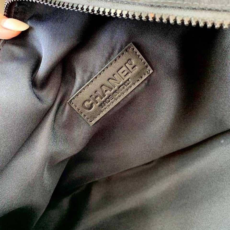 กระเป๋าเดินทาง CHANEL มีสายสะพาย งานสกรีนอย่างดีช่วงนี้ท่านใดมีการเดินทางบ่อยๆควรมีติดตู้นะค่ะ ใส่สัมภาระได้มากมายหลายอย่างเลยค่ะ จะหิ้วหรือสะพายได้หมดคร้าาา