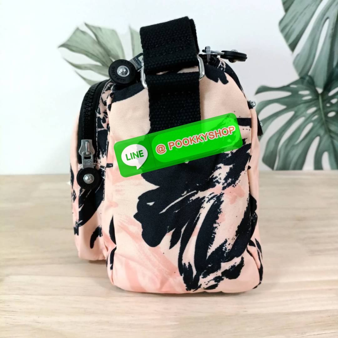 KIPLING RETH CROSSBODY BAG วัสดุ Nylon+polyester กระเป๋าสะพายข้างหรือ สะพาย Crossbody ได้ เปิด-ปิด ด้วยซิปปั๊มแบรนด์ที่หางซิป พร้อมช่องช่องหน้าแยกใส่ของใช้เล็กๆ น้อยๆ ได้ ช่องหลัก 2 ช่อง ด้านในโล่งกว้าง สามารถจุสัมภาระได้เยอะ มีช่องซิปด้านในและสายคล้องพวง