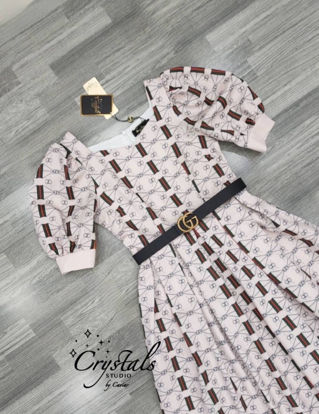 เป็นชุดที่บอกเลยว่าใส่ได้หลากหลายโอกาสแน่นอนค่ะ กับงานเดรสคอเหลี่ยม แขนตุ้กตา ช่วงเอวเก็บทรงสวย กระโปรงยาวเย็บจับจีบใหญ่รอบตัว จัดพร้อมเข็มขัดGCหัวสีทองตามรูป ด้วยดีเทลและคัตติ้งสุดพรีเมียม เนื้อผ้าพิมพ์ลายที่เป็นแบบเฉพาะจากเรา รับรองว่าไม่ซ้ำใครแน่นอน สี