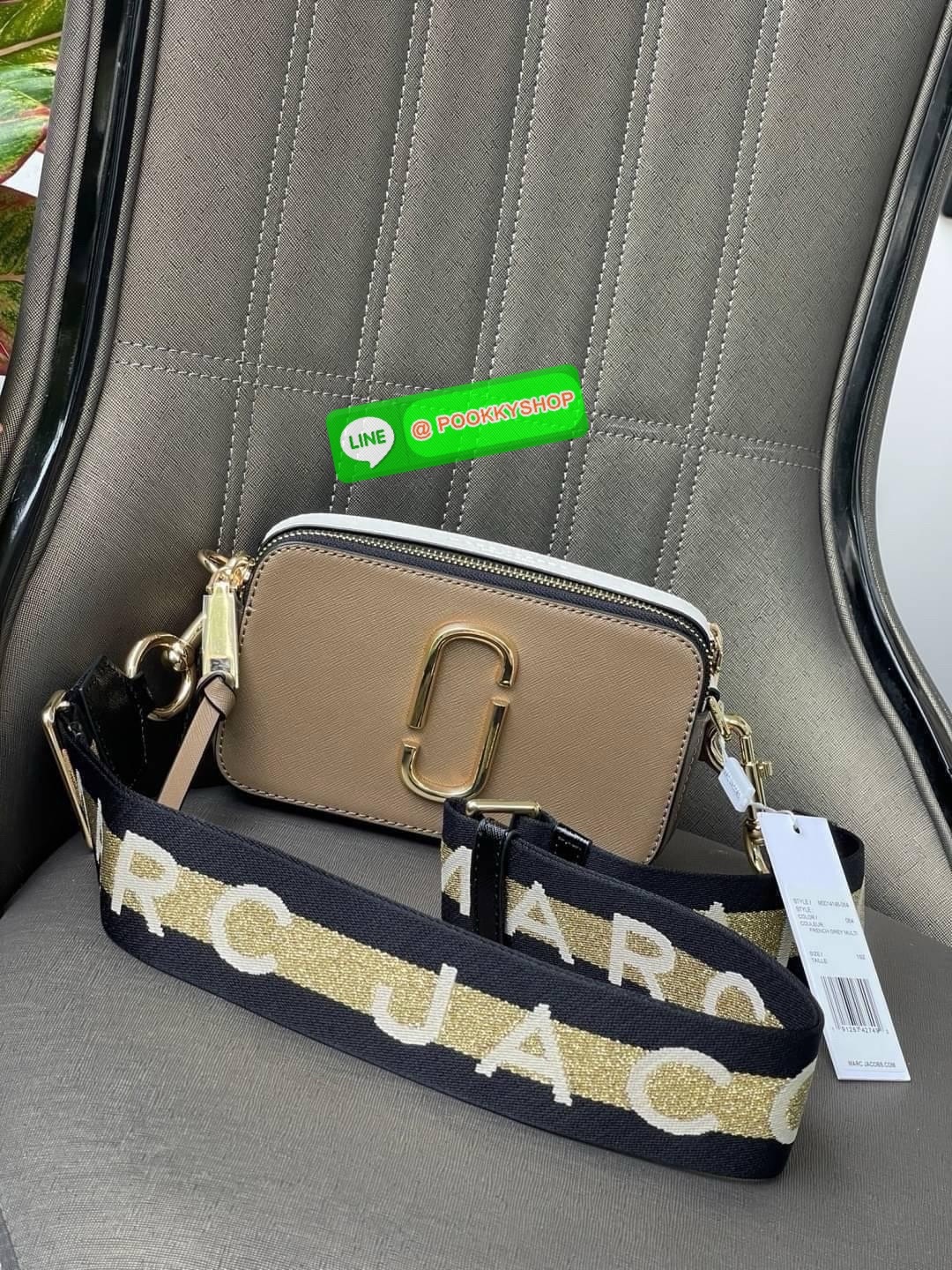 Marc Jacobs Snapshot Bag กระเป๋าแบรนด์ดังจากสัญชาติอเมริกัน นับได้ว่ารุ่นนี้เป็นรุ่นทรงฮิตของ marc jacobs เลยทีเดียว โดยด้านหน้ากระเป๋าจะเป็นโลโก้แบบโลหะที่เป็นสัญลักษณ์ของแบรนด์นี้ มาพร้อมสายสะพายที่จะสะพายยังไงก็ดูโดดเด่น เพราะขนาดใหญ่ที่สกรีนตัวอักษร m