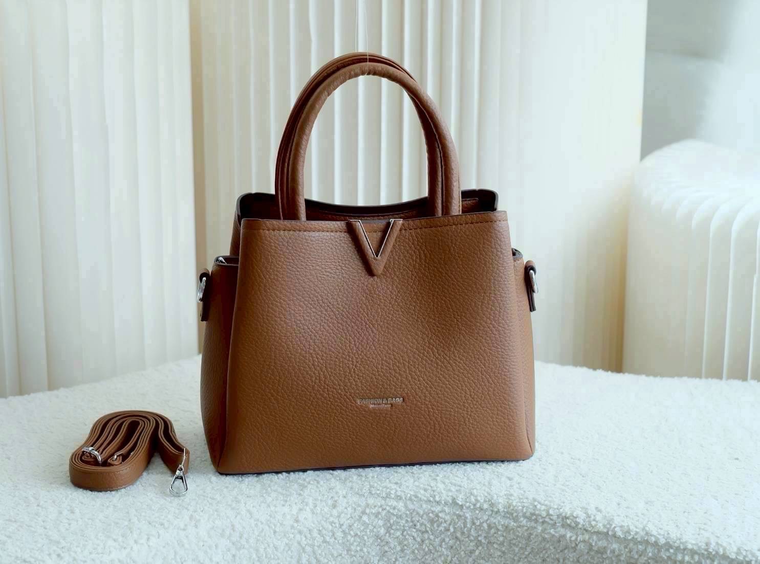 กระเป๋าแฟชั่น งานpu งานสวย มี 3 ช่องการใช้ง่าย หนังนิ่มมาก แมทกับทุกลุค สวยหรูดูแพง