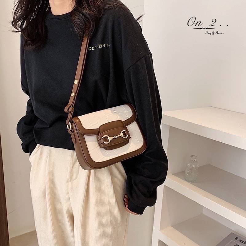 New Arrival 🔥🔥🔥 🇰🇷Korean style bag🇰🇷 กระเป๋าหนังพียูทรงสี่เหลี่ยม ปั้มลายCroco สายสะพายเป็นสายหนัง ปรับความยาวได้