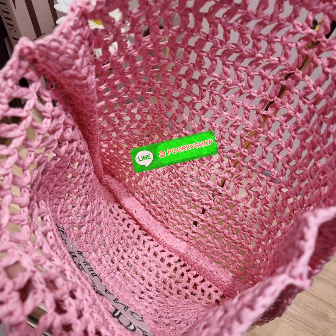 PRADA RAFFIA TOTE BAG สวยไม่ซ้ำใคร สไตล์บีช เหมาะมากกับการสะพายไปเที่ยวทะเล หรือจะใช้ในวันสบายๆก็ตอบโจทย์ กับกระเป๋าสะพายสานใบใหญ่ ตัวกระเป๋าเป็นวัสดุสังเคราห์จากธรรมชาติ สานทอเต็มใบออกมาเป็นลวดลายสวยงาม มีกระเป๋าซับในให้ สำหรับใส่ของเป็นสัดส่วน และรูดปาก