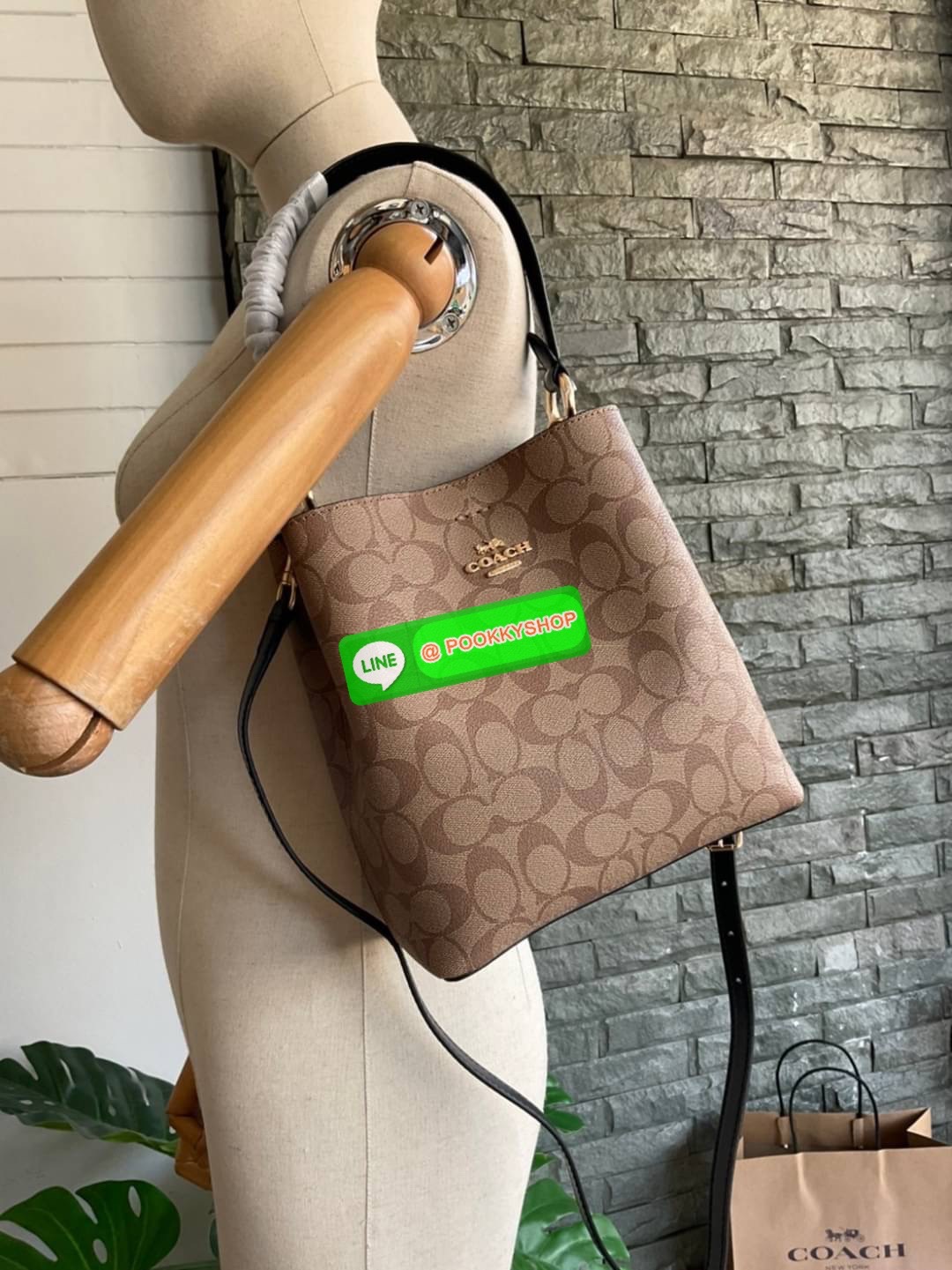 COACH SMALL TOWN BUCKET BAG IN SIGNATURE CANVAS รุ่น 2312 Collection บักเก็ตคลาสสิค รุ่นยอดนิยม กำลังมาแรงมากๆ กระเป๋าสะพายไหล่ และ Cross Body วัสดุหนังแคนวาสอย่างดี มาพร้อมสายสะพายสะพายไหล่ถอดออกไม่ได้ / สายสะพายยาว สายถอดออกได้ มี 3 ช่องใช้งาน