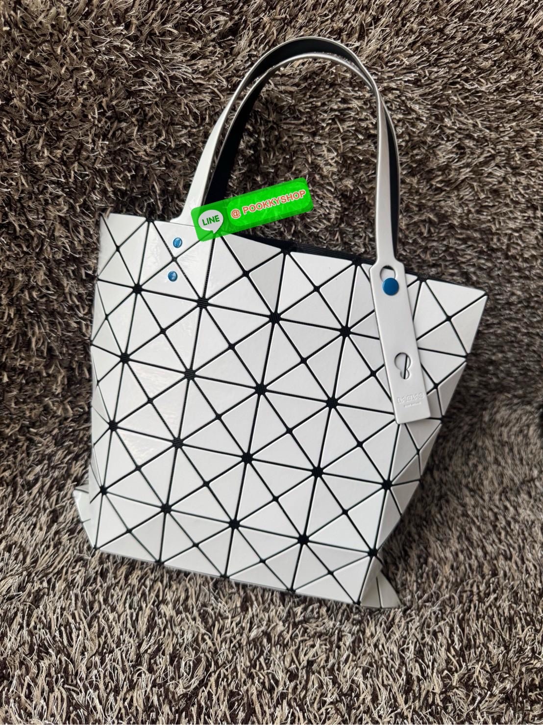 Baobao issey miyake Fruit กระเป๋าโท้ทซีรีย์รุ่นนี้มีลวดลายผลไม้น่ารัก ชิ้นส่วนตรงกลางถูกแทนที่ด้วยชิ้นส่วนต่างๆ ทําให้เกิดลวดลายดูมีมิติ เป็นขนาดที่เหมาะกับเอกสาร A4 และแล็ปท็อปขนาด 13 นิ้ว นอกจากนี้ยังมีกระเป๋าซิปด้านในที่สะดวกสําหรับจัดเก็บสิ่งของมีค่า