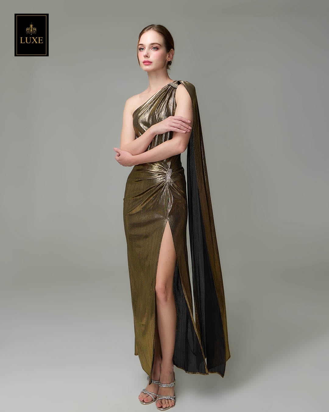 เดรสแฟชั่น แม็กซี่เดรสเสื้อไหล่เดียวทรงเข้ารูป มีผ้าเครปด้านหลัง กระโปรงทรงสอบผ่าหน้าขา