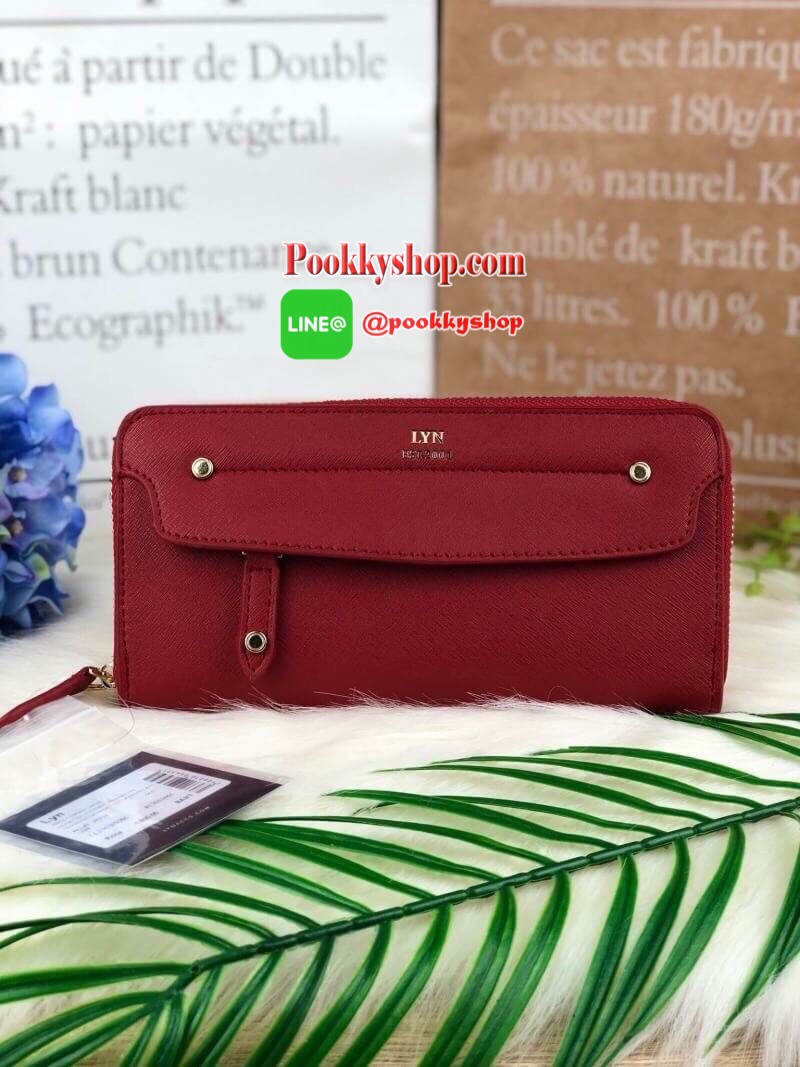 LYN LONG WALLET กระเป๋าใบยาวซิปรอบ ด้านหน้าปั๊มโลโก้แบรนด์ มีช่องซิปซ่อนด้านหน้าสามารถใส่เหรียญได้ เปิดปิดด้วยซิปรอบ ด้านในมีช่องใส่ธนบัตรตามยาว 2 ช่อง ช่องซิปใส่เหรียญและช่องการ์ด ทรงสวย รุ่นนี้สวยเก๋มากๆ สาวต้องมีซักใบค่า *มีถุงผ้า, ป้ายแทคราคา*