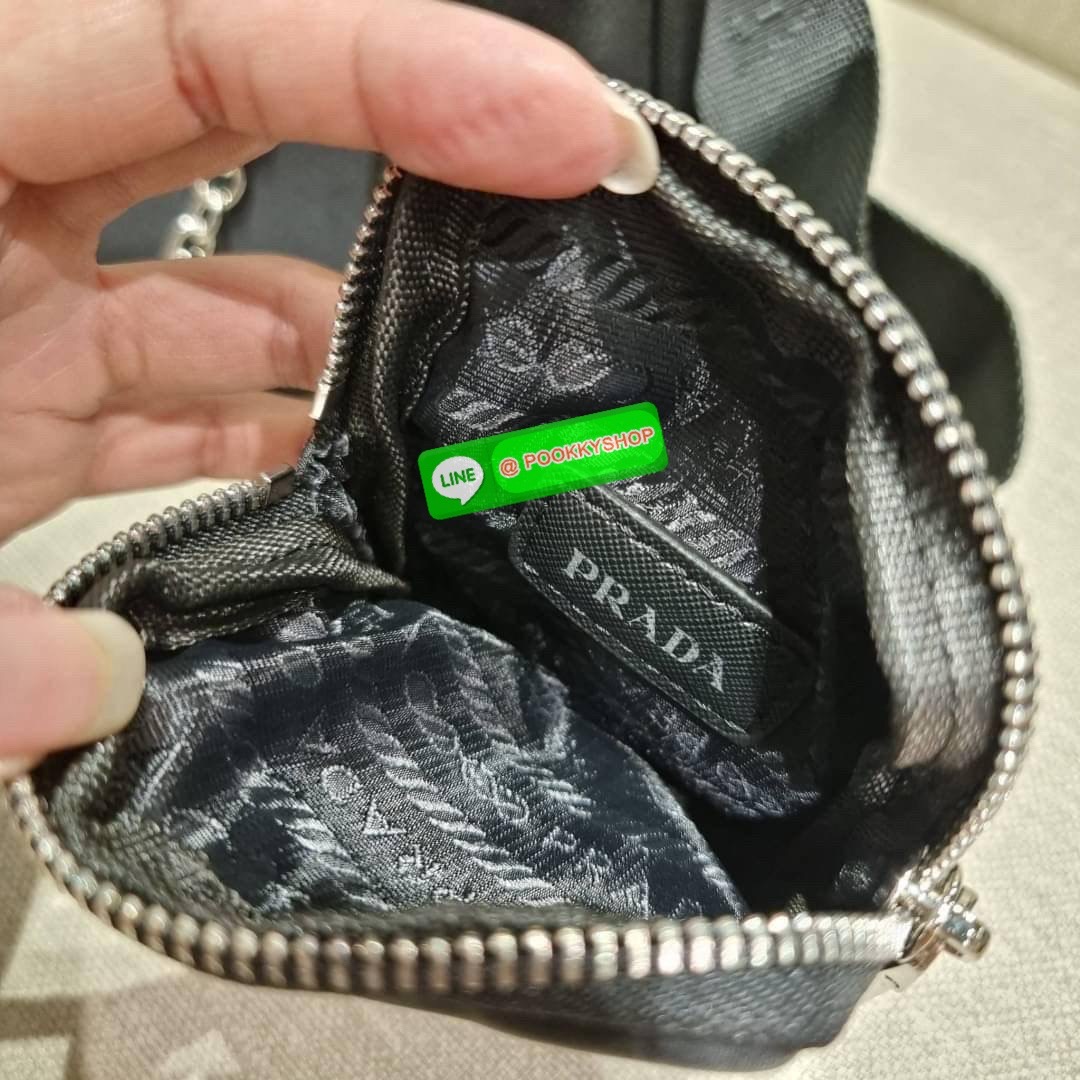 PRADA RE-EDITION 2005 RE-NYLON SHOULDER BAG ไอเท็มสุดปัง ที่ฮิตตลอดกาลไม่ว่าจะปีไหนๆ จัดให้ครบทั้งสีขายดีและสีใหม่ล่าสุด ที่สายคุณหนูห้ามพลาด!! กับกระเป๋าสะพายทรงคลาสสิค เหมาะเป็น everyday bag มากๆ วัสดุผ้าไนล่อนคุณภาพ พร้อมใบลูก ไว้ใส่เหรียญ ใส่กุญแจได้ส