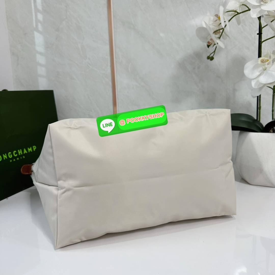 LONHGCHAMP LE PLIAGE ORIGINAL L TOTE BAG 🔖กระเป๋าสะพายไหล่ Le pliage ใบใหญ่ เรียบง่ายจุของได้เยอะ สามารถเก็บเอกสารหรือแล็ปท็อปได้คะ 🔖วัสดุ:ไนลอนเคลือบ 🔖เปิด-ปิดด้วยซิป ภายในกว้าง มีช่องลับแยกคะ 🔖สามารถพับเก็บได้พกพาสะดวกคะ