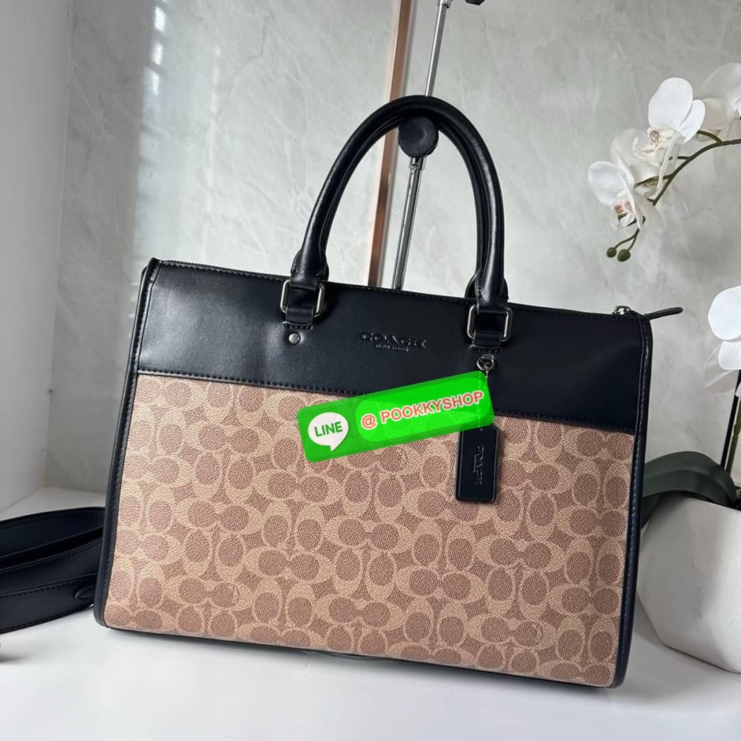 Coach Gotham Folio In Signature Canvas c2682 🔖กระเป๋าใส่เอกสาร Gotham เป็น กระเป๋าเอนกประสงค์ทำให้จัดเก็บเอกสารได้อย่างเรียบง่าย 🔖วัสดุ: แคนวาสตัดหนังแท้ 🔖เปิด-ปิดแบบซิป ด้านบน ภายในมีช่องแยกใส่เอกสารมีพื้นที่สำหรับใส่แล็ปท็อปขนาด