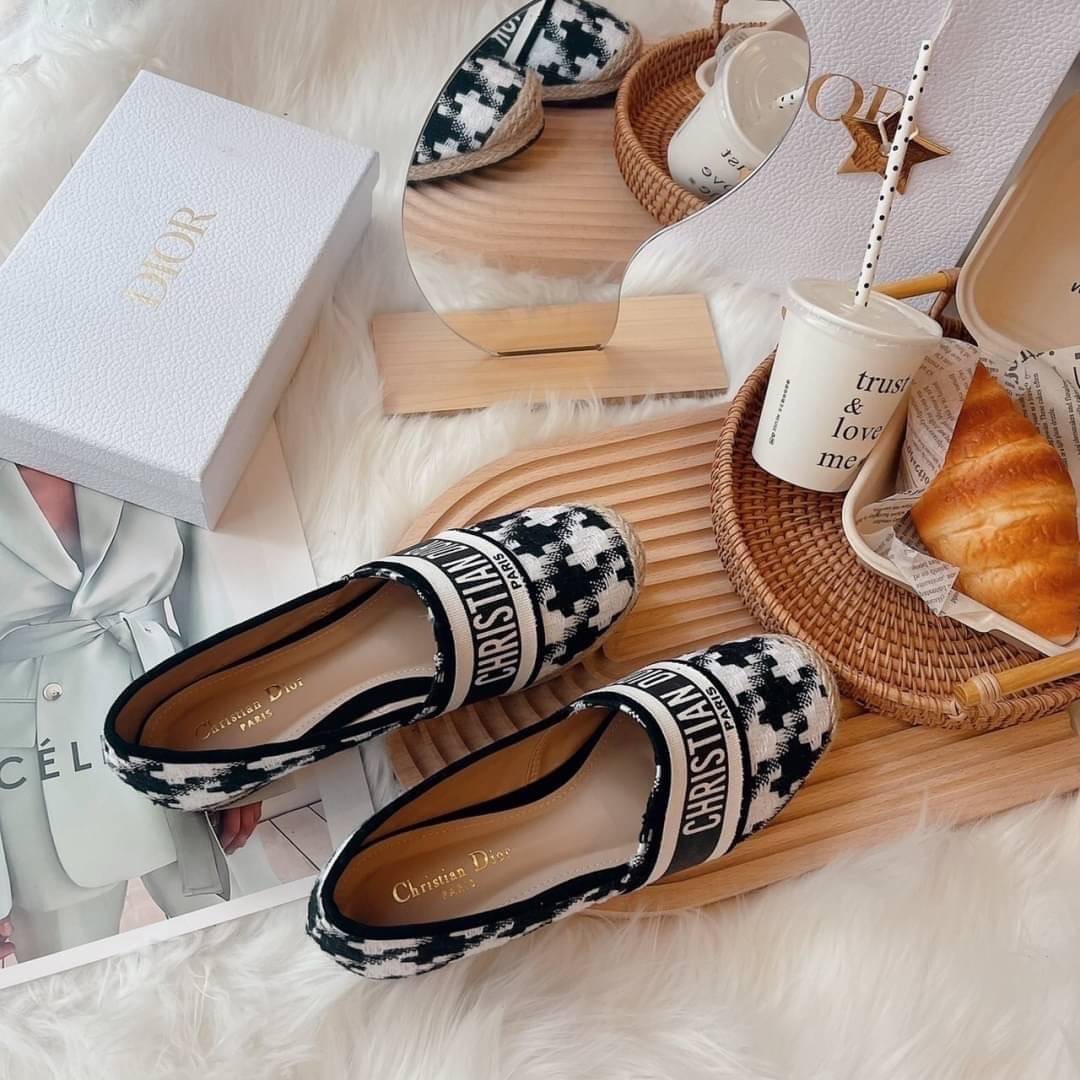 งานเข้าใหม่ พร้อมส่ง แบบใหม่ เพิ่งเข้า สลิปออนงานปอ Dior ลายใหม่ ชิโนริ ลายผ้าน่ารักมาก งานดี ปั้มแบรนด์