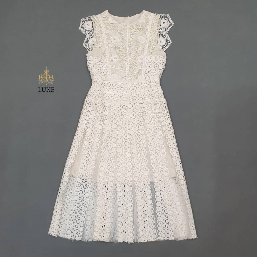 Guipure Lace Dress Label : LEA เดรสเสื้อคอกลมแขนกุด กระโปรงบานทรงเอยาวคลุมเข่า ทำจากลูกไม้โครเชต์เนื้อนุ่ม ทอลายสวยคมชัด แต่งสลับผ้าเน็ตซีทรู มีซิปซ่อนและซับในอย่างดี คัตติ้งเนี้ยบ เรียบหรูดูดีค่ะ