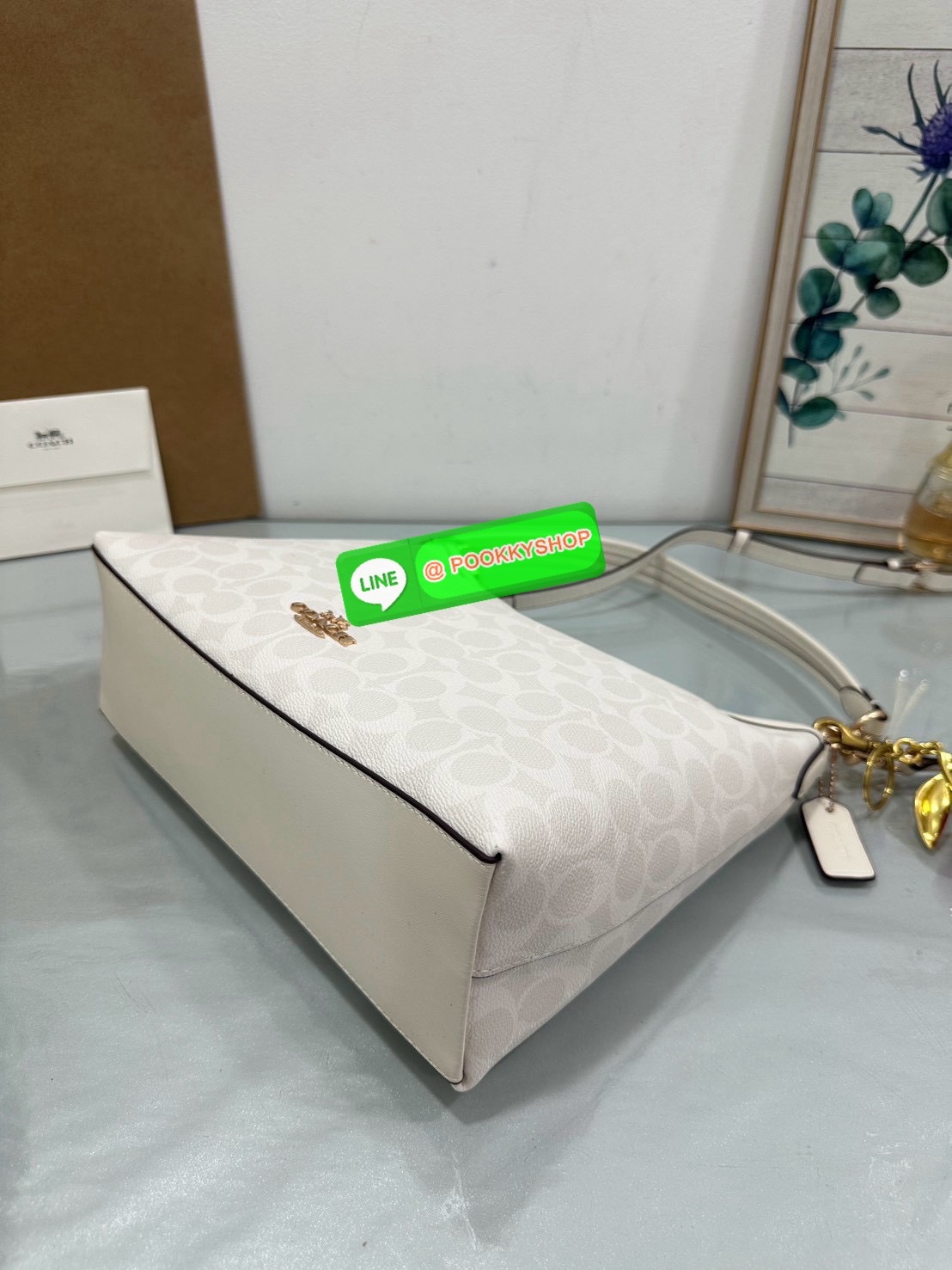 Coach CV975 Studio — รุ่นสะพายไหล่ที่เบา เรียบ แต่หรูทุกมุมตา 🤍 ลาย C สุดคลาสสิกตัดขอบหนังโทนหรูละมุนแต่ไม่กลืน ใส่ของได้เยอะ สะพายแล้วทรงสวยตั้ง ไม่ยวบ สายสะพาย 2 แบบ เลือกได้ตามสไตล์ สะพายไหล่ก็โก้ สะพายข้างก็มั่นใจ ใครกำลังหากระเป๋าสะพายที่ถือไ