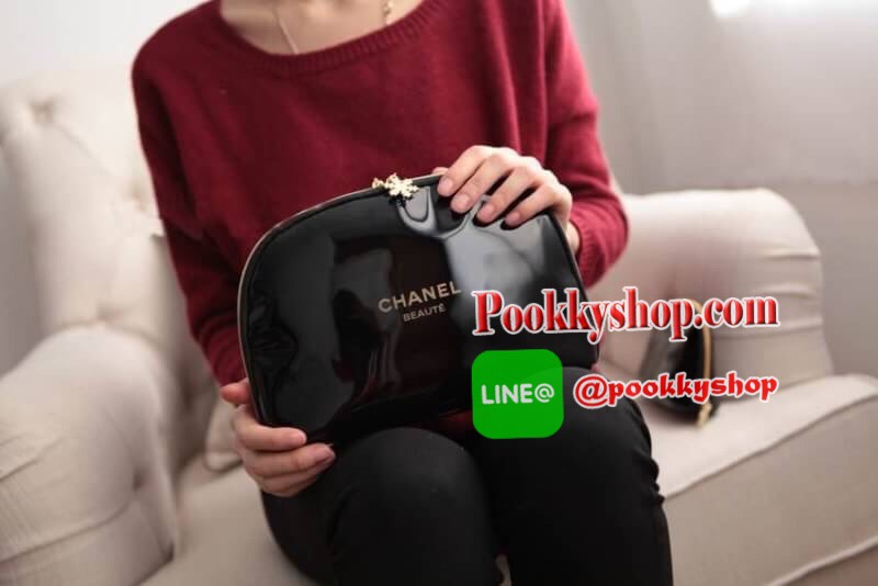 Must Have! Chanel Snowflake Cosmetic Pouch VIP Gift SIZE (L) กระเป๋าอเนกประสงค์พรีเมี่ยมเเท้จาก Chanel Cosmetic Counter วัสดุ PVC เนื้อหนากันน้ำซับในสีดำสกรีนโลโก้แบรนด์สวยหรู ด้านหน้าสกรีน Chanel โดดเด่นที่หัวซิปเป็นคอลเลคชั่น Snowflake zipper สีทองหรูสา
